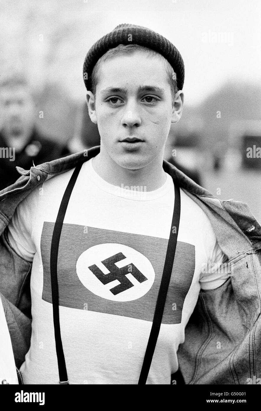 Ein Jugendlicher zeigt sein Hakenkreuz-T-Shirt (Symbol für Nazi-Deutschland) während eines marsches der britischen Bewegung vom Hyde Park zum Paddington Recreation Ground. Die britische Bewegung ist eine Splittergruppe der Front National. Stockfoto