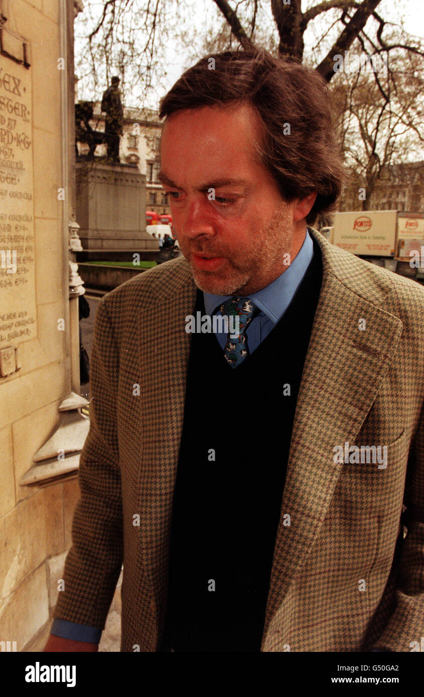 Die Marquess of Blandford wurde vor dem Londoner Middlesex Guildhall Crown Court angeklagt, ein Verfahren zu führen, das des Ladendiebstahls beschuldigt wurde. Jamie Blandford, 44, soll zwei Paar Sonnenbrillen und ein Deodorant aus dem Geschäft Harvey Nichols in Knightsbridge, London, gestohlen haben. *..in. November 1999. Der Aristokrat, der als James Charles Spencer-Churchill angeklagt wurde, sprach nur vier Mal während einer zehnminütigen Anhörung zu Plädoyer und Anweisungen. Stockfoto