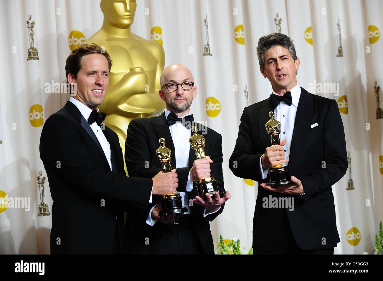 Jim Rash, Nat Faxon und Alexander Payne mit ihren Auszeichnungen für das beste adaptierte Drehbuch, erhalten für die Nachkommen, bei den 84. Academy Awards im Kodak Theater, Los Angeles. Stockfoto