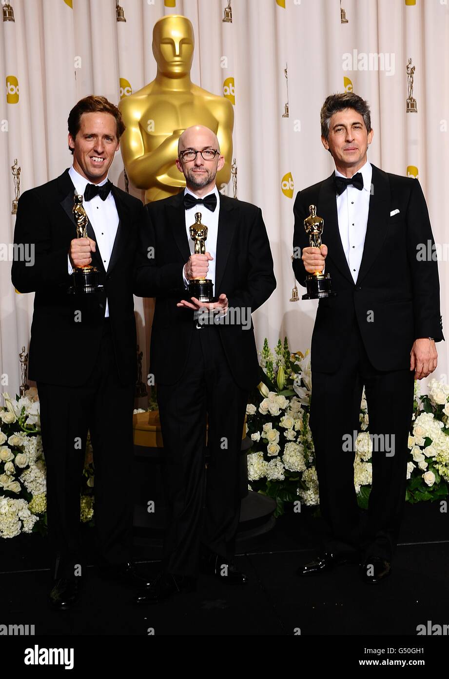 Jim Rash, Nat Faxon und Alexander Payne mit ihren Auszeichnungen für das beste adaptierte Drehbuch, erhalten für die Nachkommen, bei den 84. Academy Awards im Kodak Theater, Los Angeles. Stockfoto