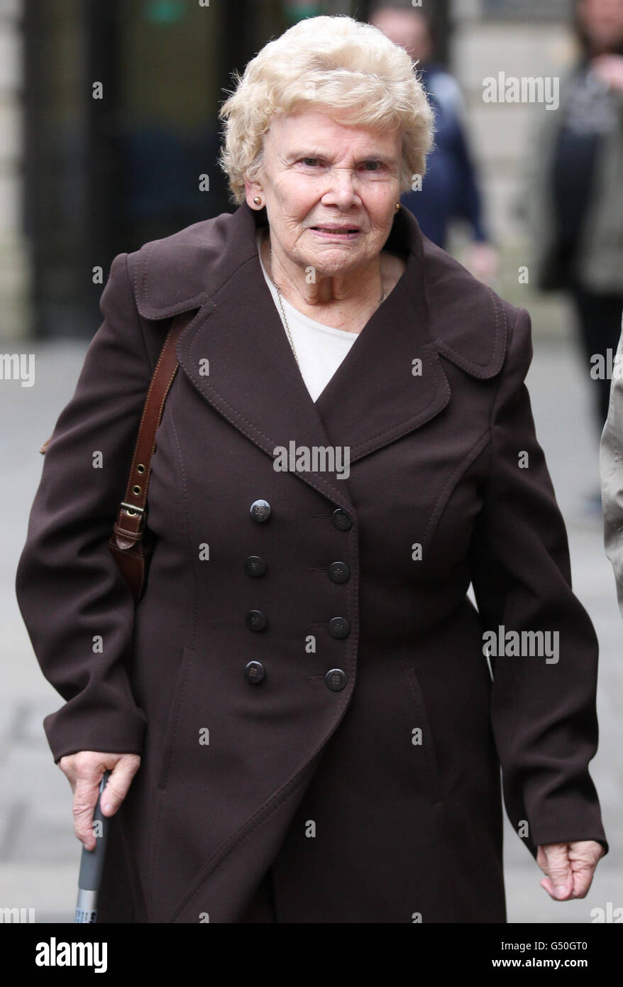 Die Zeugin Grace Gilroy verlässt das High Court in Edinburgh, nachdem sie beim Prozess gegen David Gilroy, der des Mordes an Suzanne Pilley angeklagt war, am 4. Mai 2010 Beweise vorgelegt hatte. DRÜCKEN SIE VERBANDSFOTO. Bilddatum, Montag, 27. Februar 2011. Gilroy, 49, bestreitet sieben Anklagepunkte, darunter den Mord an der 38-jährigen Buchhalterin Suzanne Pilley, deren Leiche nie gefunden wurde. Bildnachweis sollte lauten: Andrew Milligan/PA Wire Stockfoto