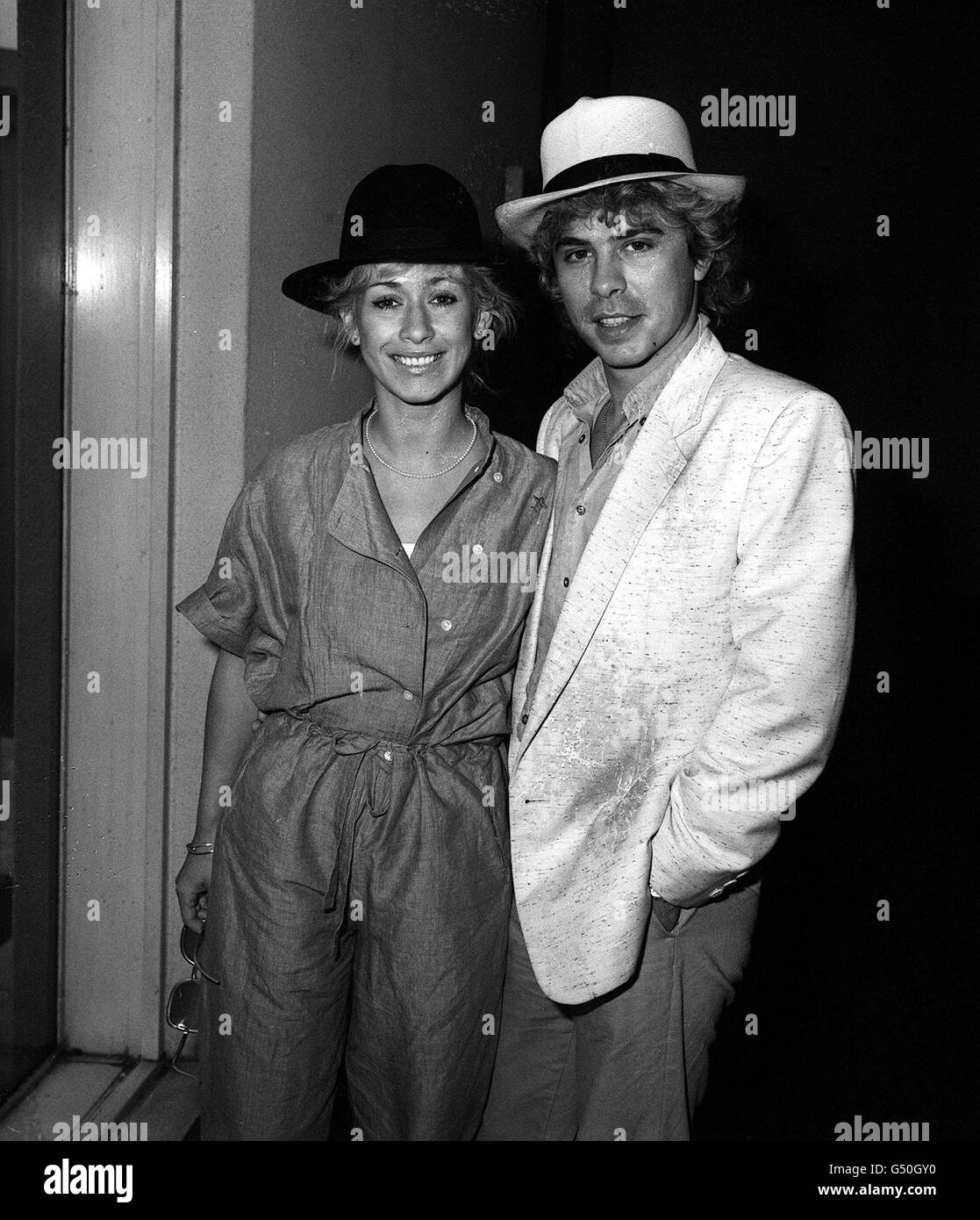 Thereza Bazar und David Van Day vom Pop-Duo Dollar am Londoner Flughafen Heathrow vor ihrem Abflug nach Amerika. Stockfoto