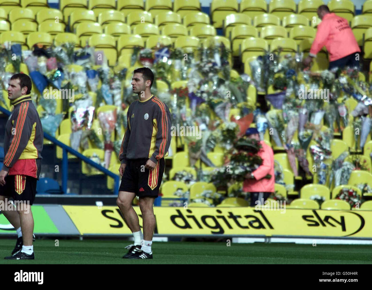 Das Galatasaray-Team trainiert in der Eland Road von Leeds United unter den Blumen-Tributen, bevor es zum UEFA-Cup-Fußballspiel gegen Leeds United zurückkehrt. Die Polizei von West Yorkshire hat die Fans aufgefordert, sich zu beruhigen und nicht für den Tod von zwei Anhängern von Leeds in Istanbul vor zwei Wochen Vergeltung zu üben. Stockfoto
