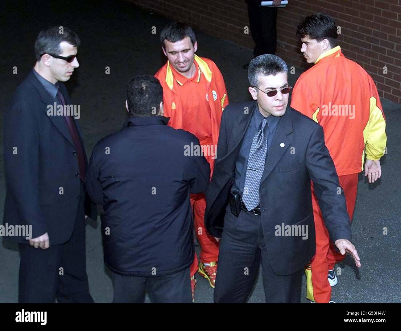 Mitglieder der türkischen Seite Galatasaray (einschließlich Gheorghe Hagi, Mitte) sind vor ihrem letzten UEFA-Pokalspiel gegen Leeds United in der Eland Road von Leeds United von enger Sicherheitslage umgeben. * die Polizei von West Yorkshire hat die Fans aufgefordert, sich zu beruhigen und sich nicht für den Tod von zwei Anhängern von Leeds vor zwei Wochen in Istanbul zu rächen. Stockfoto