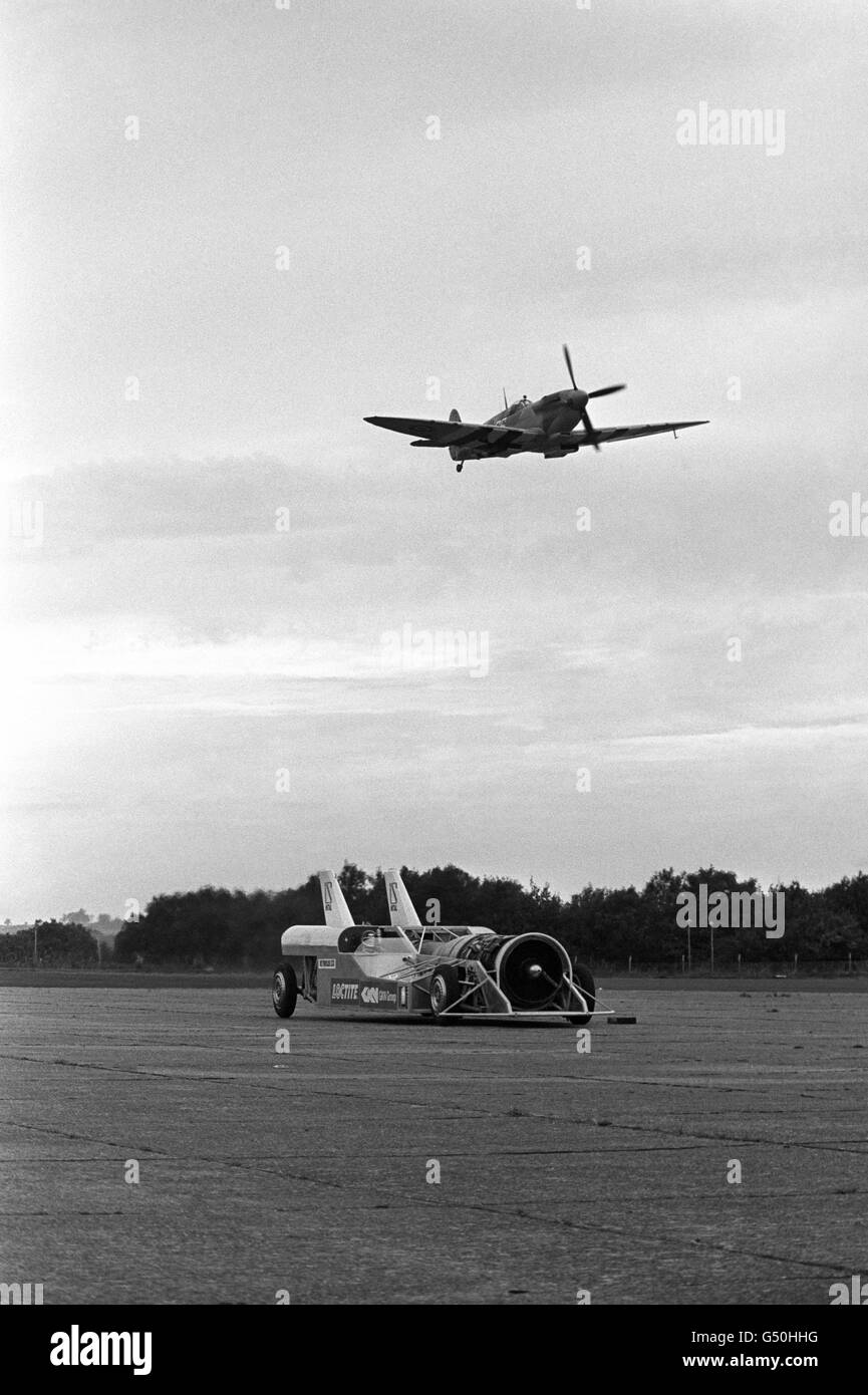 Ein Spitfire Mark V hält mit dem World Land Speed Challenger Thrust II Schritt, während er den letzten Battle of Britain Air Day vorstellt, der sein 40-jähriges Bestehen feiert Stockfoto