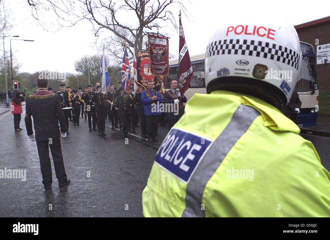 Die Ballynafeigh Apprentice Boys machen ihren Weg entlang der Ormeau Road in Belfast, bevor sie von der Royal Ulster Constabulary daran gehindert werden, die überwiegend katholische Lower Ormeau Road zu befahren, nachdem die Paraden-Kommission ein Verbot verhängt hatte. * die kontroverse Parade ging friedlich vorbei und markiert den Beginn der loyalistischen Marschsaison. Stockfoto