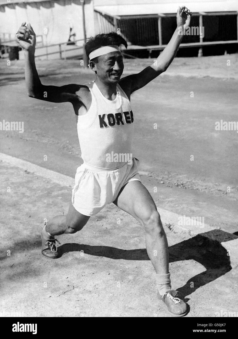 Leichtathletik - Olympische Spiele 1952 in Helsinki - Marathon der Männer. Choi Yoon Chil, der koreanische Marathonläufer beim Training im Olympischen Dorf in Helsinki. Stockfoto