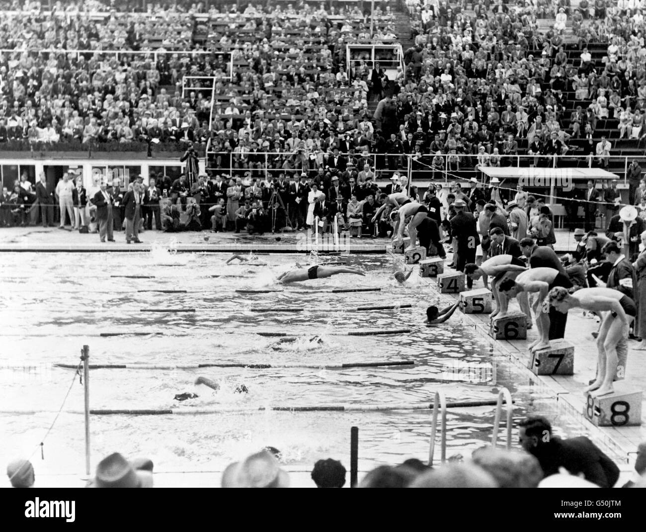 Schwimmen - Olympische Spiele in Helsinki 1952 - Finale der Freistil-Staffel für Männer mit einer Größe von 4 x 200 Metern. Das Finale der 4 x 200 Meter langen Freestyle-Staffel der Männer. Die USA gewannen die Goldmedaille, Japan die Silbermedaille und Frankreich die Bronzemedaille. Stockfoto