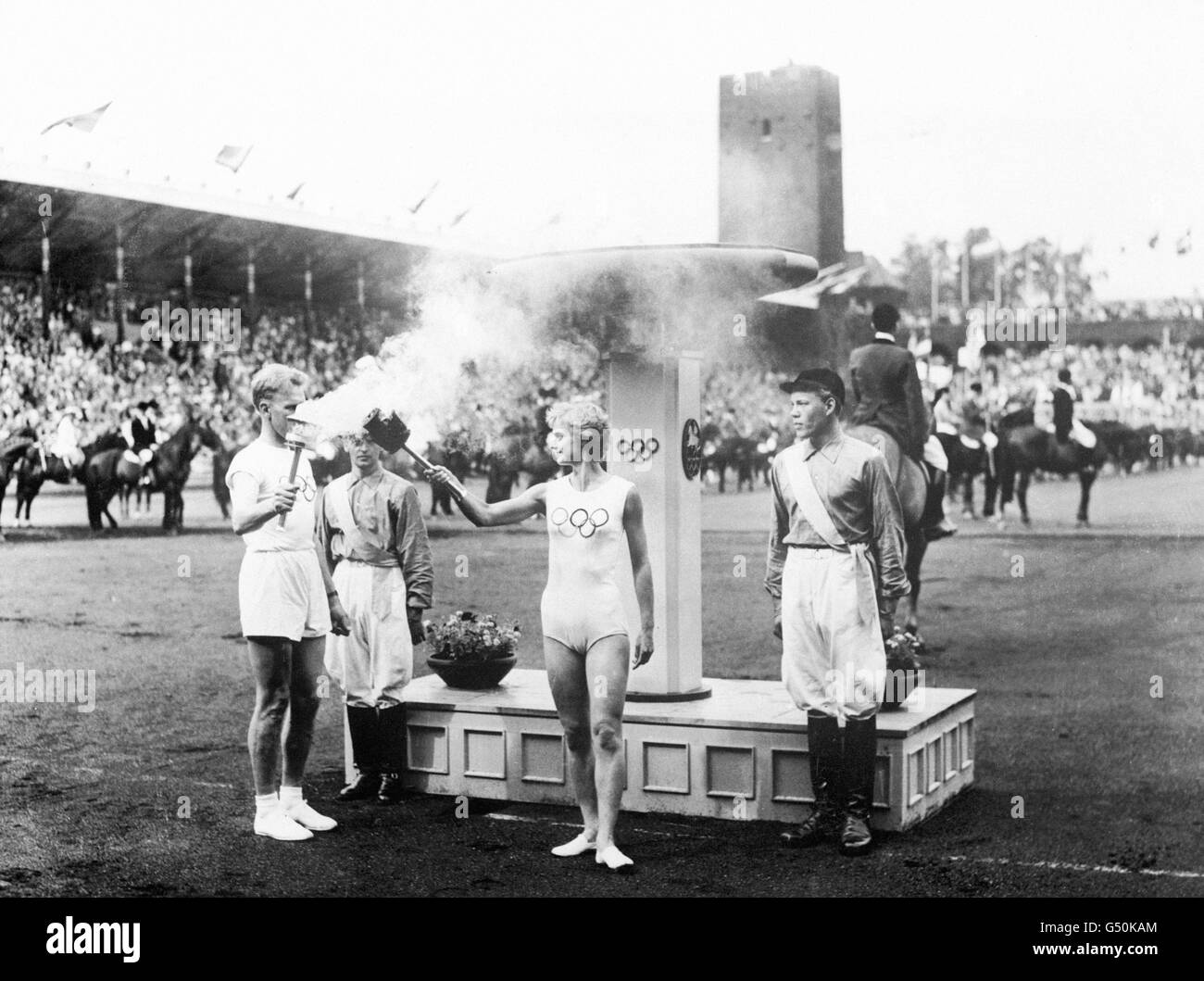Die Eröffnungszeremonie für die Pferdesportveranstaltungen der Olympischen Spiele 1956. Die wichtigsten Olympischen Spiele fanden in Melbourne statt, aber aufgrund der australischen Quarantänegesetze wurden die Pferdesportveranstaltungen in Stockholm, Schweden, abgehalten. Stockfoto