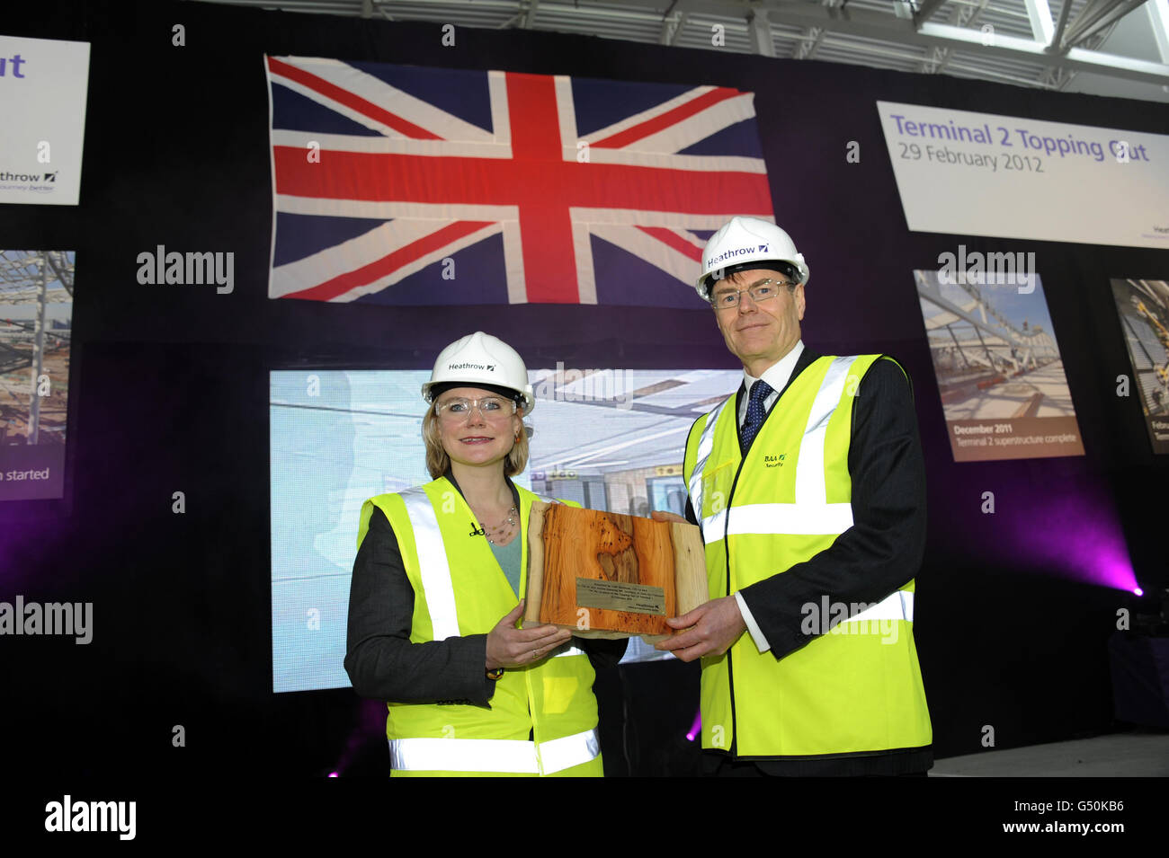 Verkehrssekretärin Justine Greening, mit BAA-CEO Colin Matthews, nimmt an der Richtfeier im neu aufgebauten Terminal 2 am Flughafen Heathrow Teil. Stockfoto