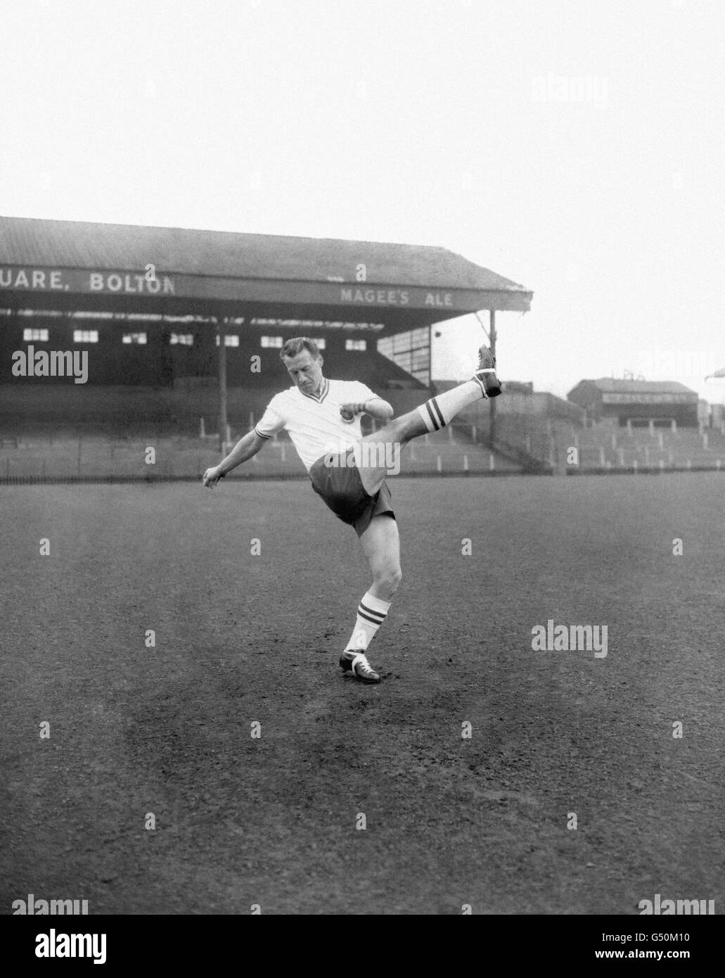 Bolton Wanderers Captain Nat Lofthouse beim Training im Burnden Park. NAT ist ein gebürtiger Bolton und unterschrieb 1943 für die Schule, wo er im Alter von 15 Jahren sein Debüt gab. Stockfoto