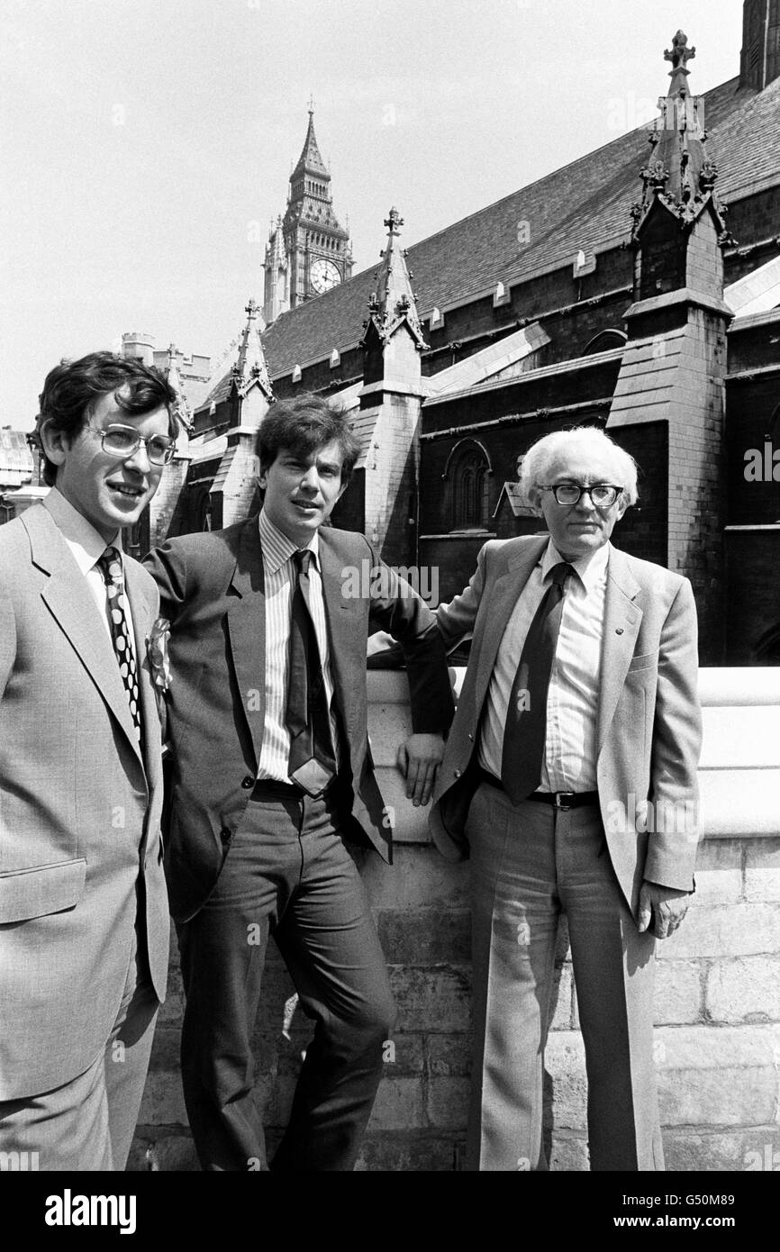 Der Labour-Führer Michael tritt mit den Kandidaten seiner Partei für die bevorstehenden Wahlen vor das Londoner Parlamentsgebäude. Anthony Blair (c) wird den Sitz von Beaconsfield und den Wahlkreis Mitcham und Mordon, David Nichola, bestreiten. Stockfoto