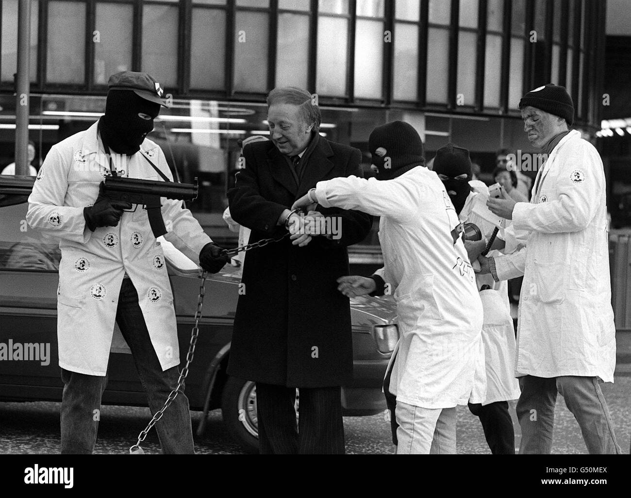 Ein dramatischer Vorfall im Zentrum von London, als sich verdeckte Schützen auf den Bergarbeiterführer Arthur Scargill stürzten, der prompt mit Handschellen gefesselt und in Ketten abgeführt wurde (Scargill wurde von Studenten des Barts Hospital "entführt", um ihre Gewerkschaft RAG Week zu starten). Stockfoto