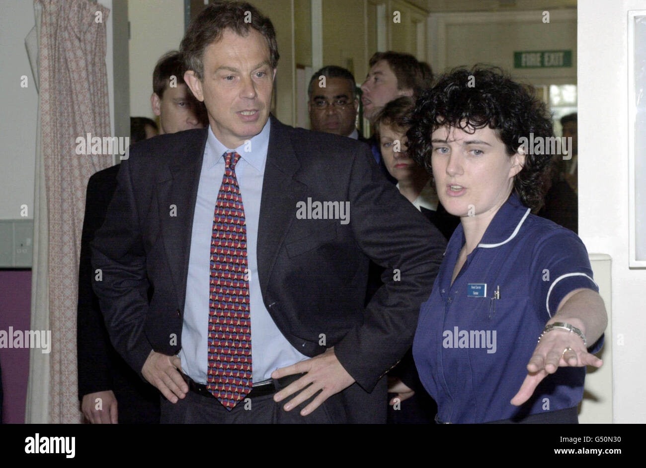 Der britische Premierminister Tony Blair wird während seines Besuchs im Wexham Park Hospital, Slough, von der Krankenschwester Ann Crotty aus Cavan, Republik Irland, um die Day Surgery Unit herum gezeigt. Stockfoto