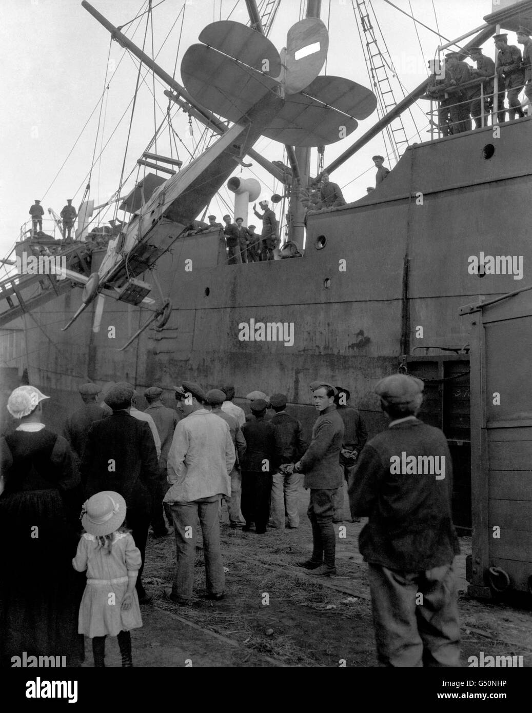 Britische Flugzeuge werden vom Royal Flying Corps in einem französischen Hafen von einem Truppenschiff entladen. Stockfoto