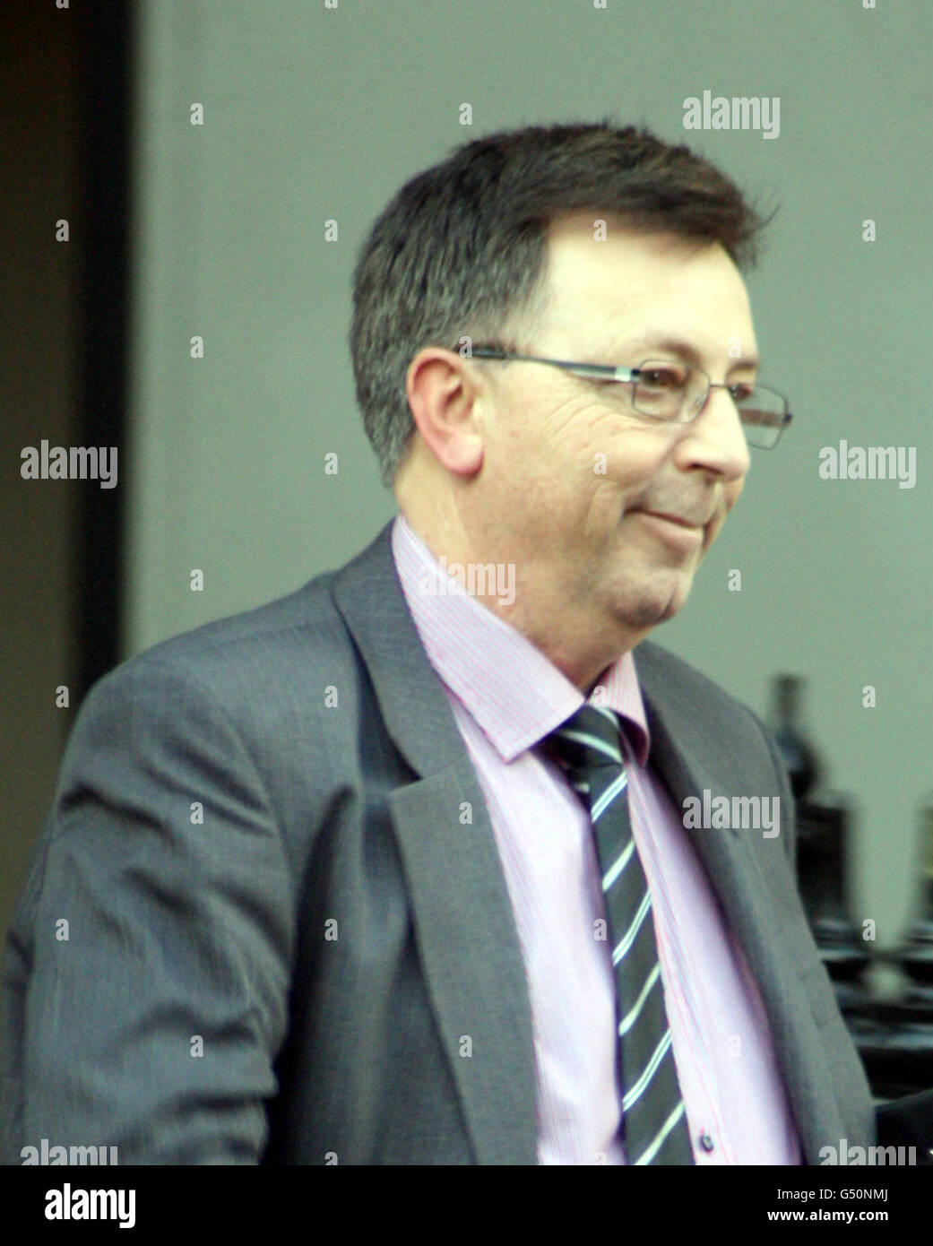 HALTEN SIE AN DER GESCHICHTE VON ROD MINCHIN AM FREITAG, DEN 2. MÄRZ, FEST. BILD AUFGENOMMEN AM 1. MÄRZ 2012 David Sydney Evans, 57, verlässt Bristol Crown, wo er vor Gericht steht, weil er sich als Anwalt darstellt. Evans trug eine Perücke und ein Kleid, um seinen Freund zu repräsentieren, den er während einer Anhörung am Plymouth Crown Court im Gefängnis traf. Stockfoto