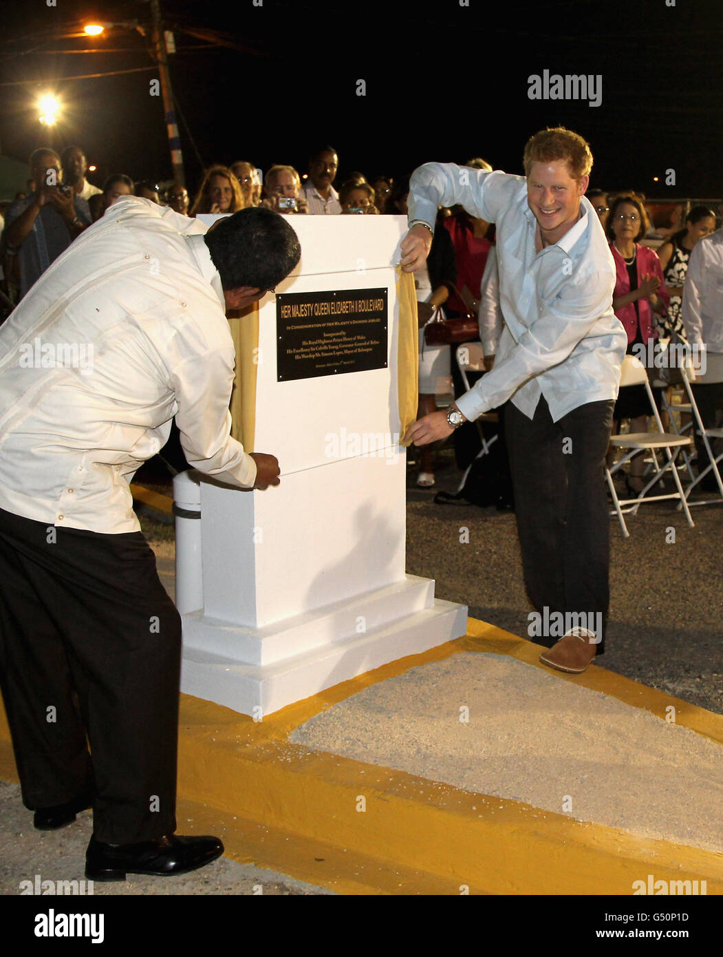 Prinz Harry eröffnet den „Queen Elizabeth II Boulevard“, während er an einem Rundgang auf einer „Blockparty“ in der Hauptstadt Belmopan, Belize, Mittelamerika, teilnimmt, besucht der Prinz Belize im Rahmen einer Diamond Jubilee Tour, wo er Belize, die Bahamas, Jamaika und Brasilien als Vertreter von Königin Elizabeth II. Stockfoto