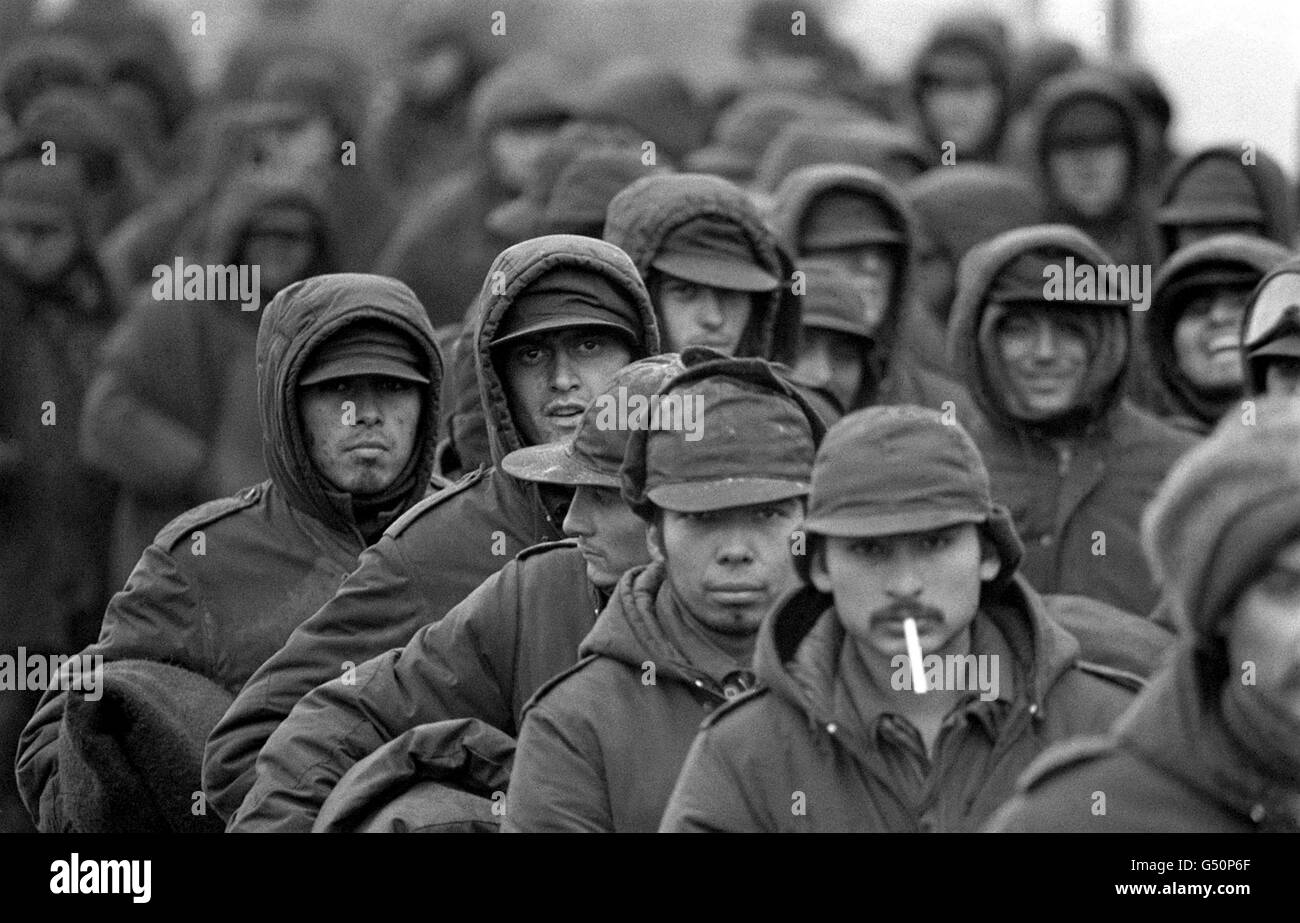 DER FALKLANDKRIEG 1982: Ein Hauch eines Lächelns auf einigen Gesichtern dieser argentinischen Kriegsgefangenen in Port Stanley, der Hauptstadt der Falklandinseln, die darauf warten, über Montevideo zurückgeführt zu werden. *25/03/02 Argentinische Kriegsgefangene in Port Stanley, der Hauptstadt der Falklandinseln, warten auf ihre Rückkehr. Der 20. Jahrestag der Invasion der Falklandinseln durch argentinische Truppen wird am 2. April 2002 stattfinden. Stockfoto