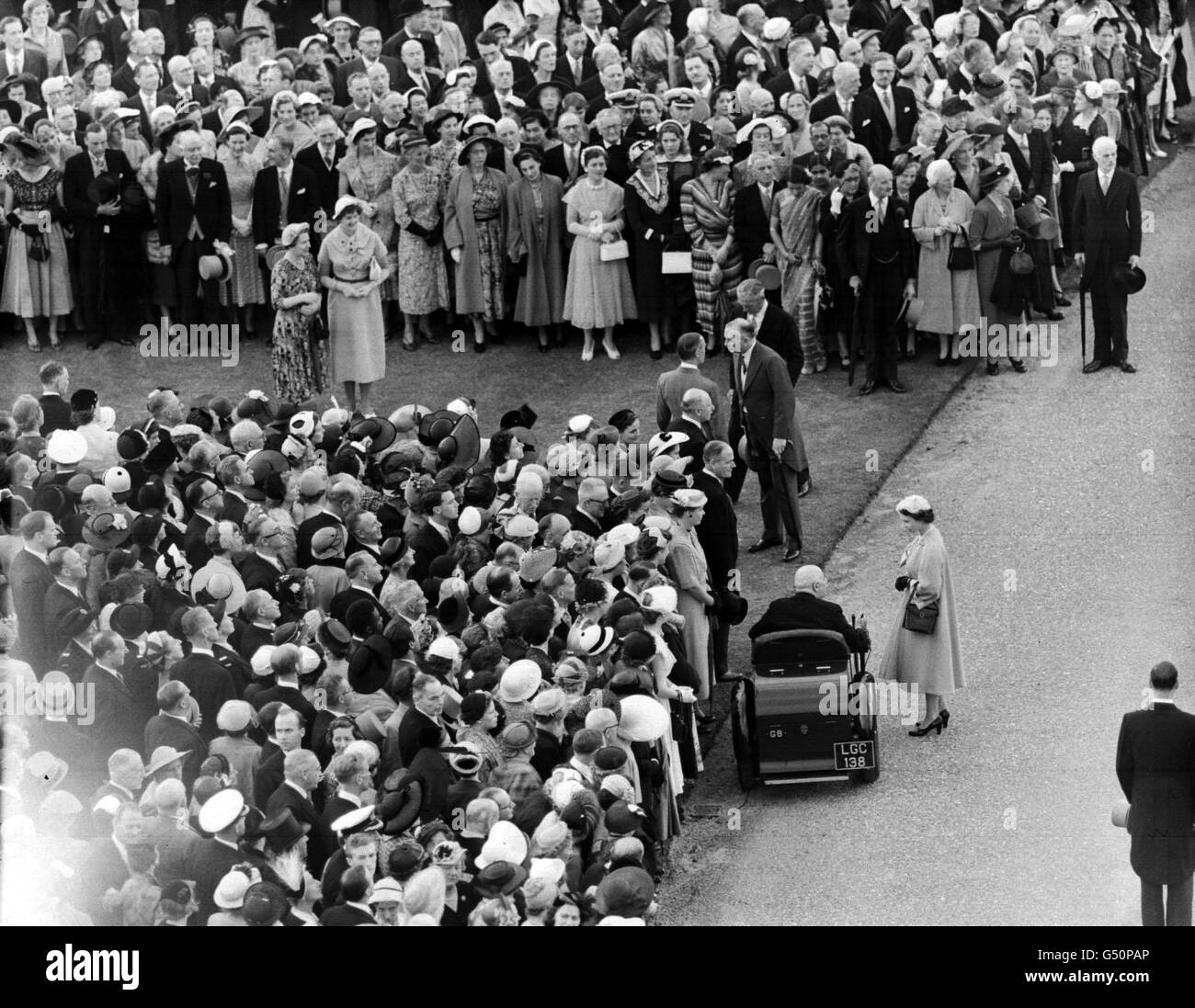 Die Königin spricht mit Major Sir John Brunel Cohen, der auf seinem ungültigen Stuhl sitzt, während einer Gartenparty auf dem Gelände des Buckingham Palace in London. Cohen wurde im Ersten Weltkrieg schwer verwundet, Stockfoto