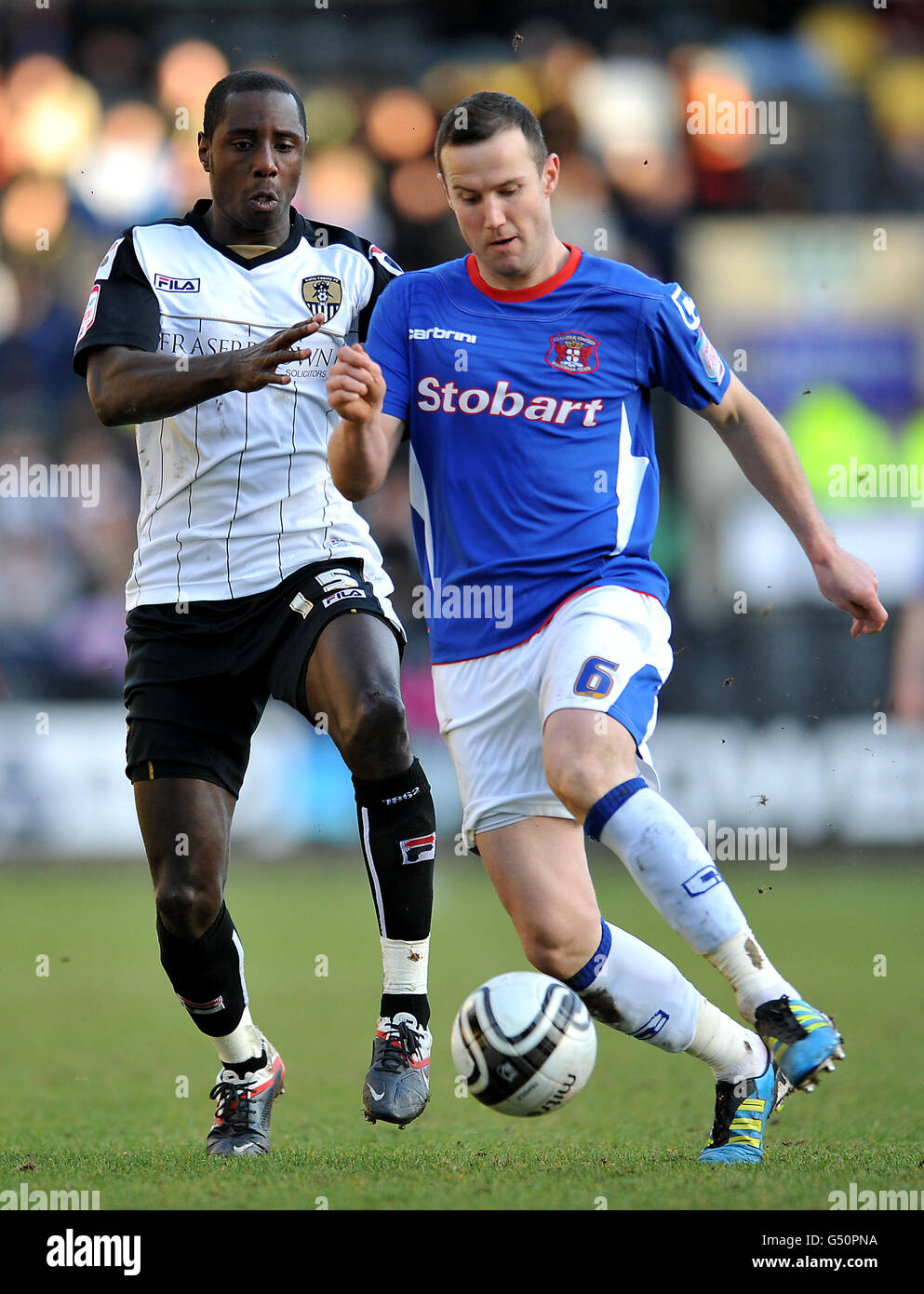 Fußball - npower Football League One - Notts County / Carlisle United - Meadow Lane. Peter Murphy von Carlisle United (rechts) und Jonathan Forte von Notts County kämpfen um den Ball Stockfoto