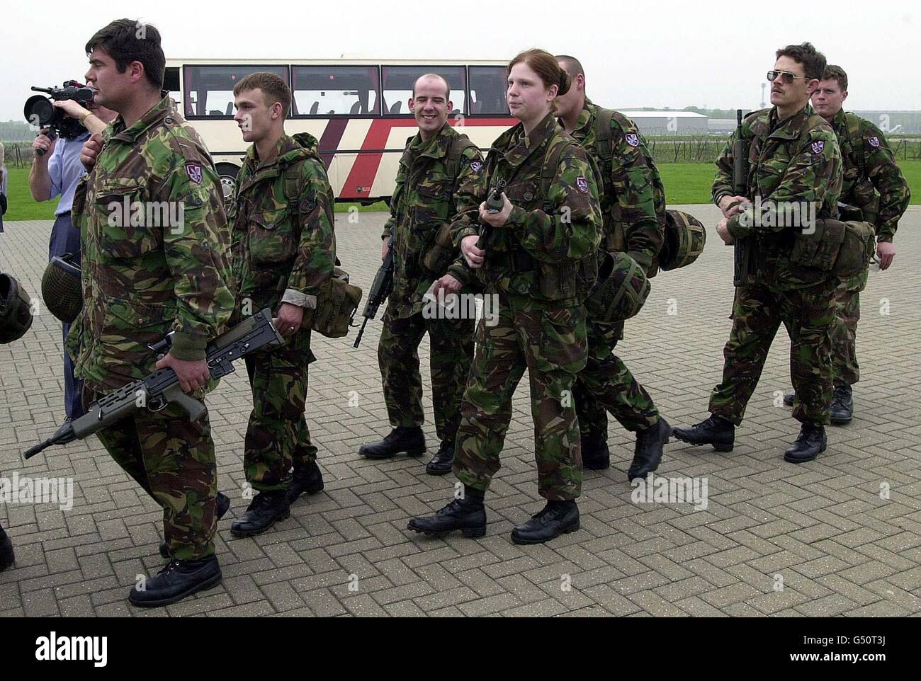 Mitglieder des !st Bataillons des Fallschirmjägerregiments und Unterstützungseinheiten, die in Brize Norton Oxfordshire ein RAF Tri-Star Flugzeug besteigen, um nach Dakar im Senegal zu fliegen. * Britische Streitkräfte wurden nach dem Zusammenbruch eines Friedensabkommen in Sierra Leone inmitten der Turbulenzen in dem unruhigen Staat eingesetzt. Stockfoto