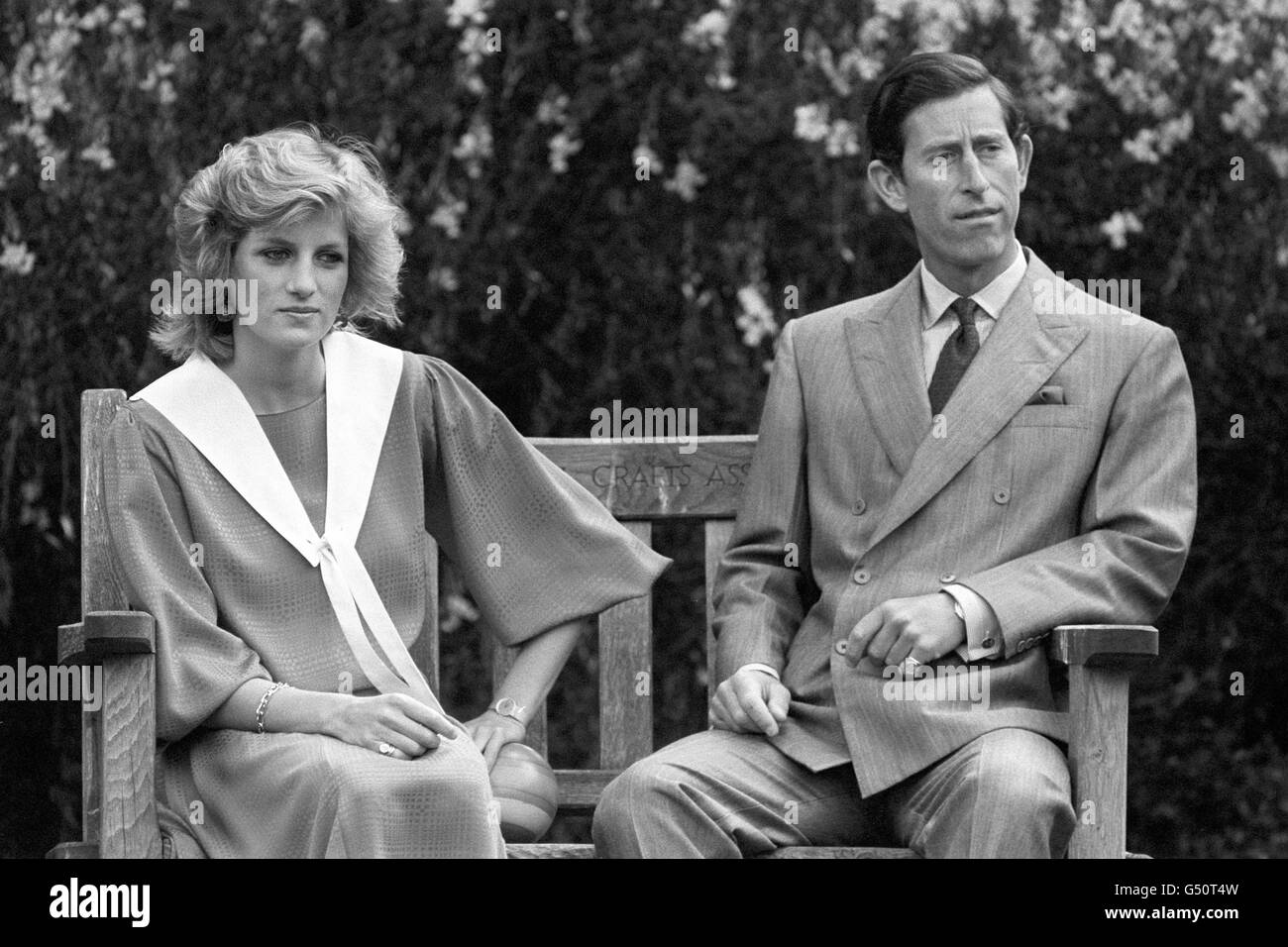 Eine schwangere Diana Prinzessin von Wales und Prinz Charles im Garten