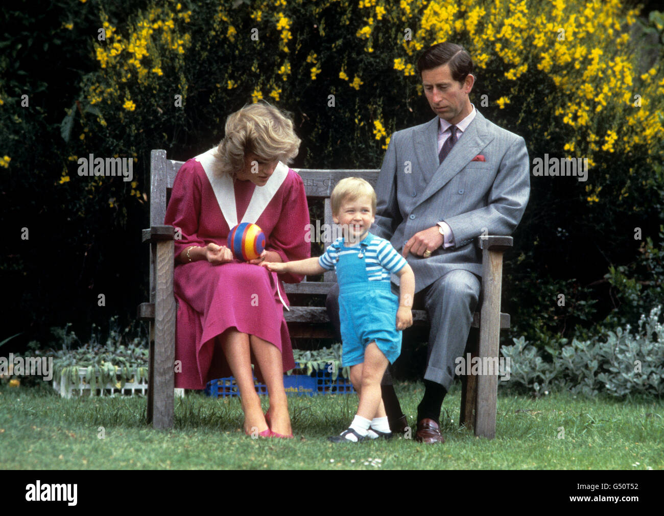 Eine schwanger Diana Prinzessin von Wales, Prinz Charles und Prinz William im Garten des Kensington Palace, London. Stockfoto