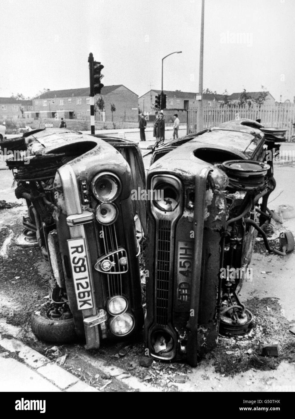 Die Nachwirkungen einer Nacht gewalttätiger Unruhen im Stadtteil Toxteth von Liverpool, als zerstörte Autos in den Straßen umgedreht liegen. Stockfoto