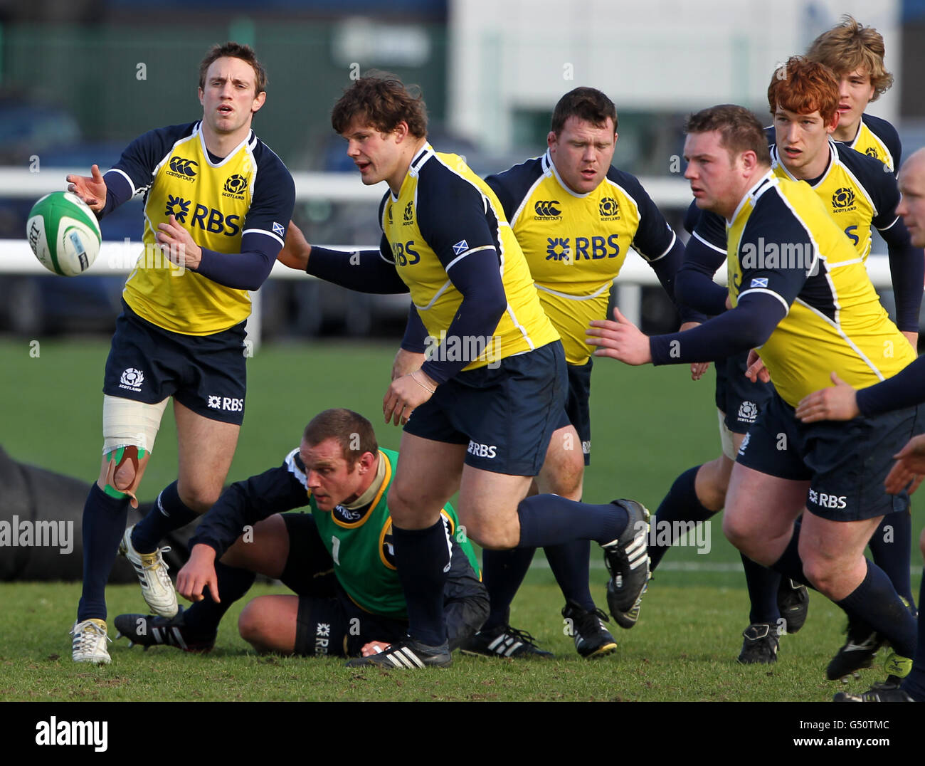 Rugby Union - RBS 6 Nations Championship 2012 - Irland - Schottland - Schottland Training Session - Murrayfield. Schottlands Mike Blair (links) während der Trainingseinheit in Murrayfield, Edinburgh. Stockfoto