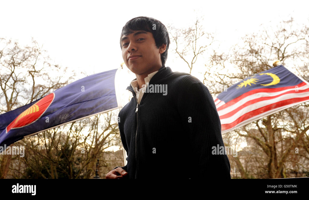 Der malaysische Student Ashraf Rossli, der von zwei Schlägern, die sich als barmherzige Samaritaner ausgeben, verstümmelt wurde, nachdem er während der Unruhen angegriffen wurde, hält eine Pressekonferenz vor der malaysischen Hohen Kommission in London ab. Stockfoto
