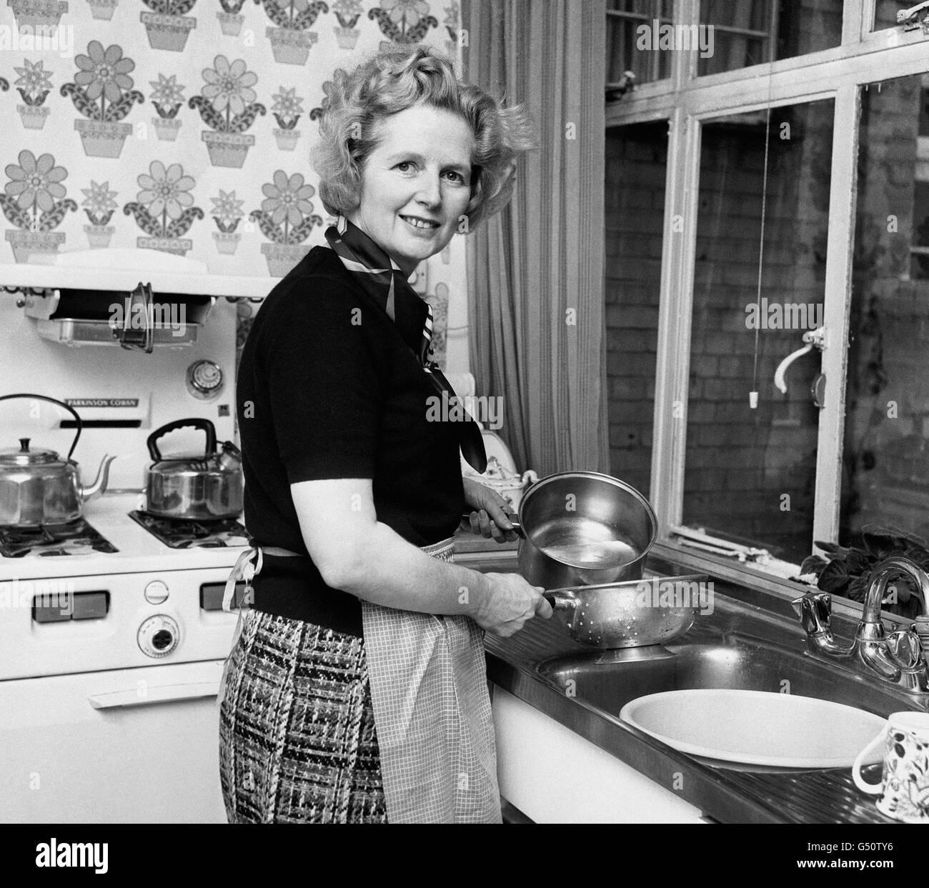 Die konservative Abgeordnete Margaret Thatcher, 49, in ihrer Hausküche in Chelsea, bevor sie sich für die Führung der Konservativen Partei und einen Platz in der politischen Geschichte herausstellte. Stockfoto