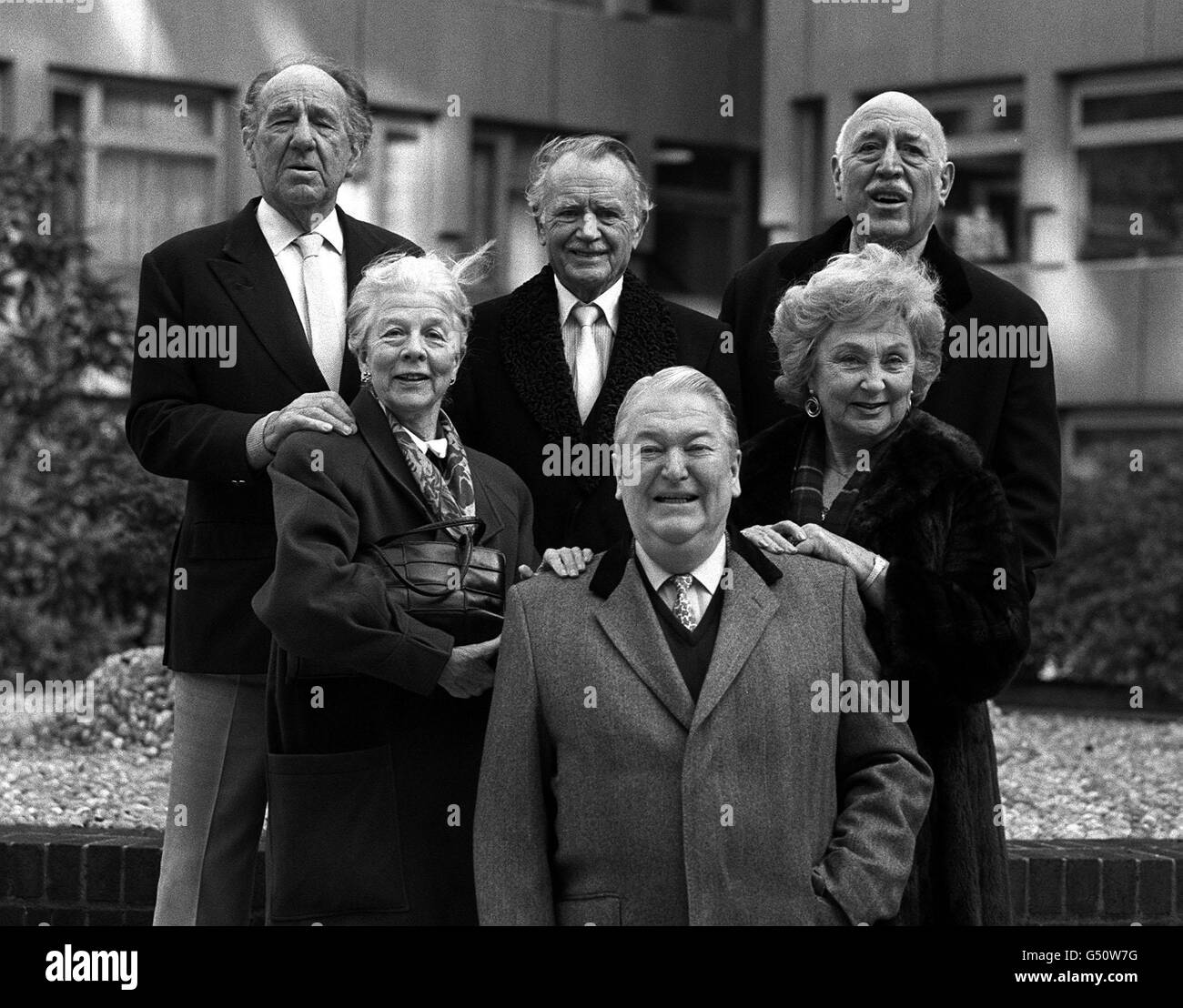 Stars des Fernsehdramas "Ending Up", basierend auf dem Roman von Kingsley Amis (vorne). L-R (hintere Reihe): Sir Michael Hordern, Sir John Mills und Lionel Jeffries (mittlere Reihe): Dame Wendy Hiller und Googie Withers. Stockfoto