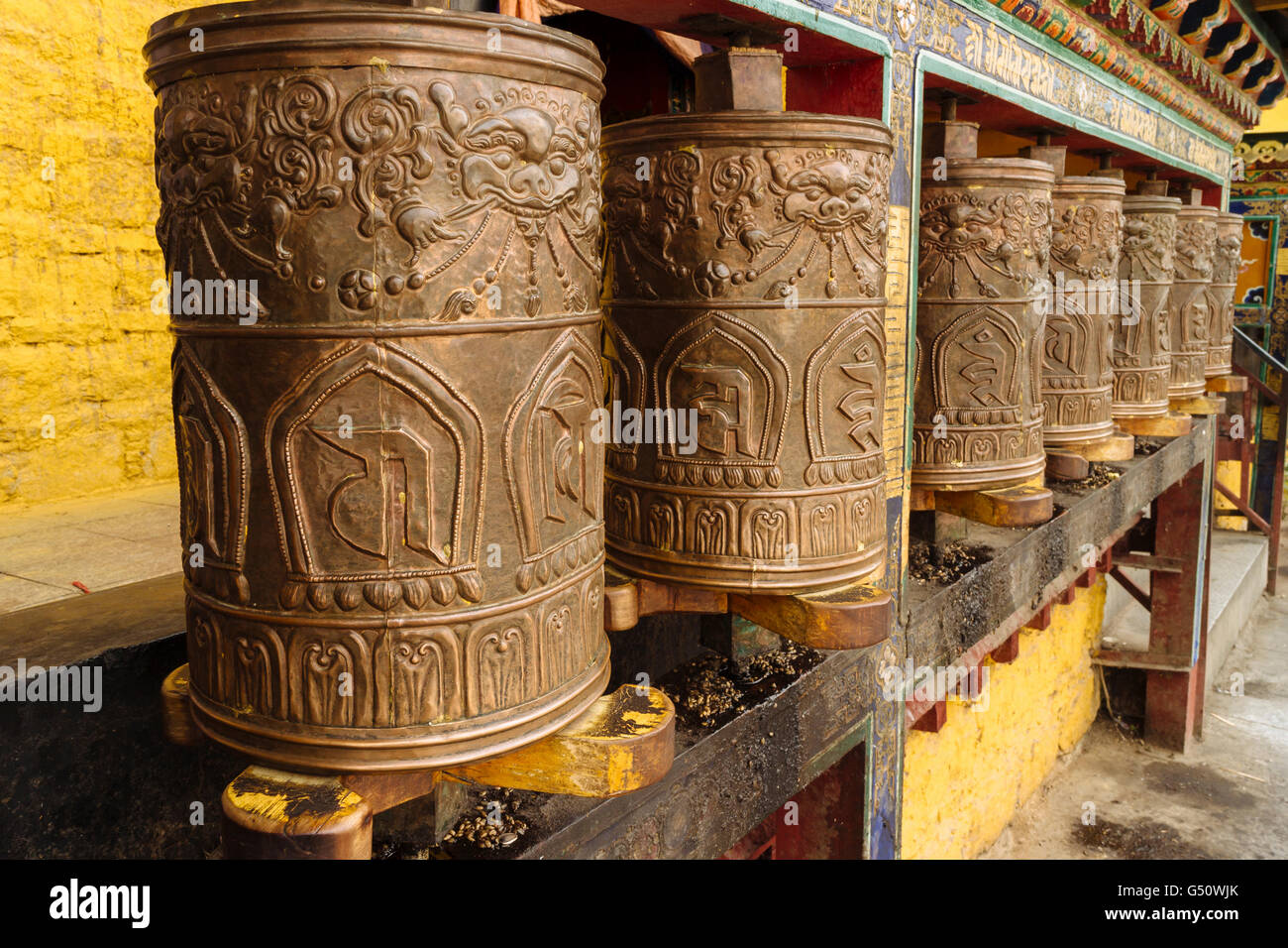 Lhasa, Tibet, China - der Blick auf viele goldene Gebetsmühlen im Potala-Palast. Stockfoto