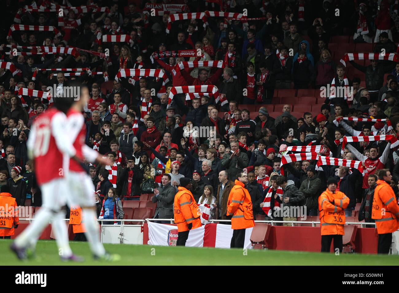 Arsenal-Fans winken Schals zur Unterstützung ihrer Seite ein Die steht trotz Niederlage Stockfoto
