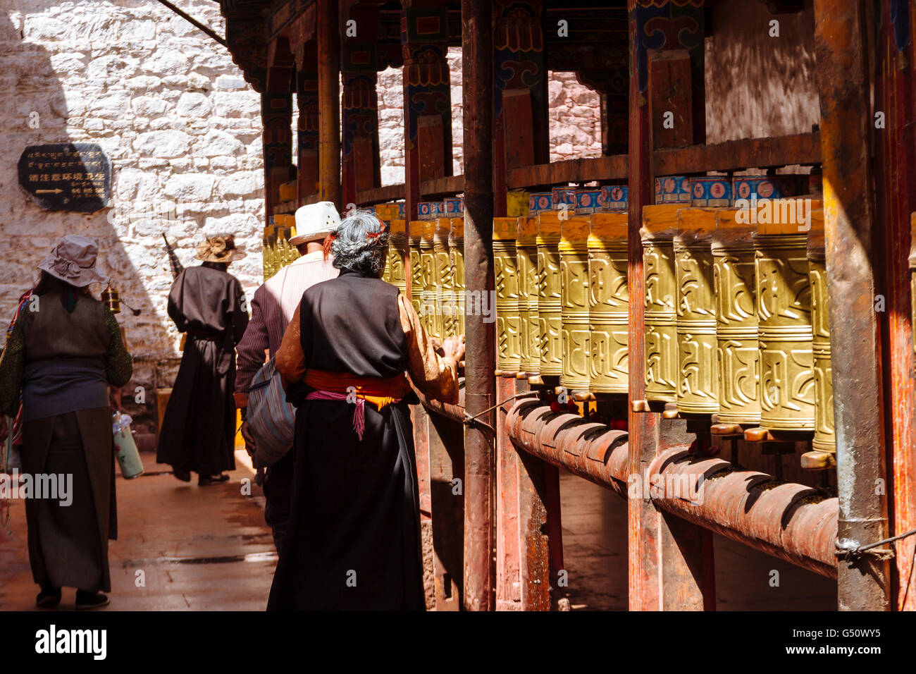 Lhasa, Tibet, China - die Ansicht vieler lokaler Gläubiger zu Fuß rund um den Romoche-Tempel in der Tageszeit. Stockfoto