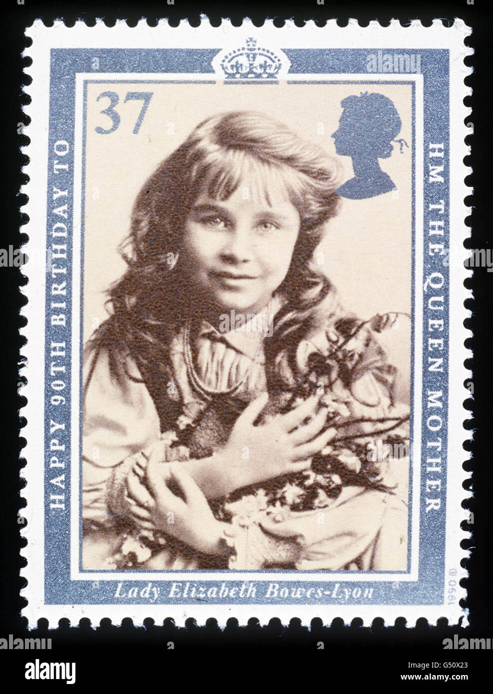 Ein Bild einer zuvor ausgegebenen Briefmarke mit der Königin Mutter. Briefmarken mit vier Generationen der königlichen Familie werden ausgegeben, um den 100. Geburtstag der Königin Mutter zu gedenken. Die Royal Mail produziert ein Miniaturblatt mit vier 27p-Marken. *.. Mit Porträts der Königin Mutter, der Königin, des Prinzen von Wales und Prinz William in einem größeren Gruppenfoto. Stockfoto