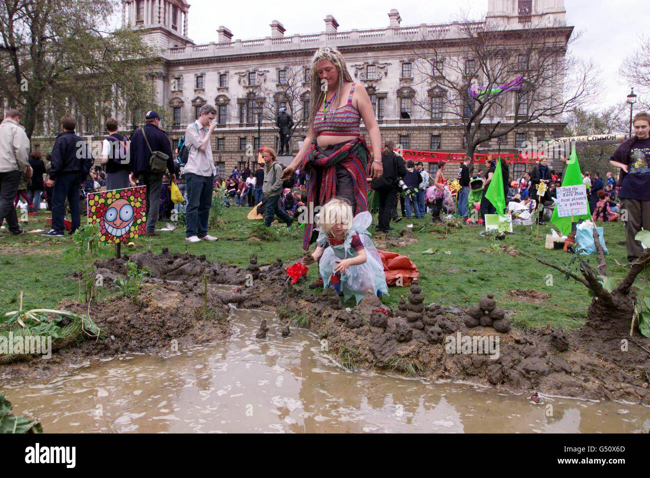 Ein Teich, der in der Mitte des Parliament Square vor der Schatzkammer gegraben wurde. Im Mittelpunkt der Anti-Kapitalismus-Proteste des Tages stand eine Guerilla Gardening-Veranstaltung, die von der militanten Druckgruppe Reclaim the Streets organisiert wurde, um die Rückeroberung urbaner Räume zu symbolisieren. * organisierte Gruppen gruben Klumpen von aufgesoddenem Rasen, verteilten Wildfrucht-Samen und gruben den Teich. Stockfoto