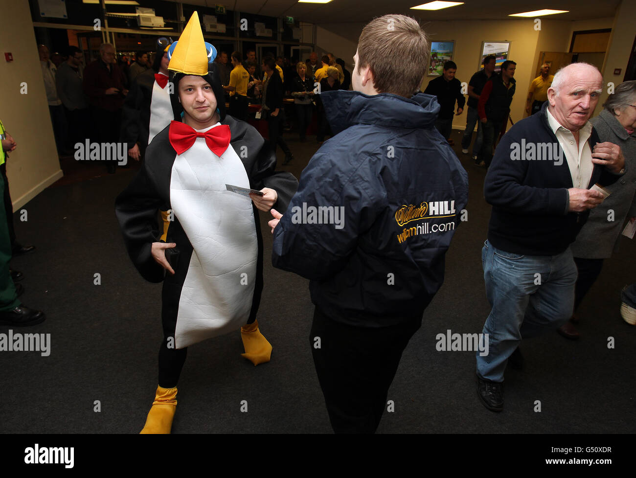 Darts - McCoys Premier League Darts 2012 - Westpoint Arena. Mitarbeiter von William Hill verteilen Flugblätter, während die Dartfans in der Arena ankommen Stockfoto