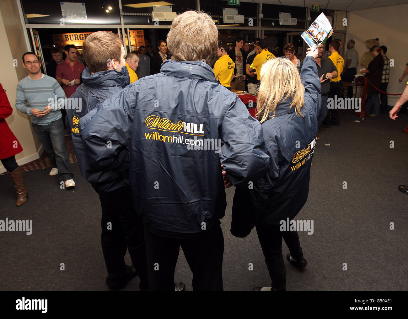 Darts - McCoys Premier League Darts 2012 - Westpoint Arena. Mitarbeiter von William Hill verteilen Flugblätter, während die Dartfans in der Arena ankommen Stockfoto
