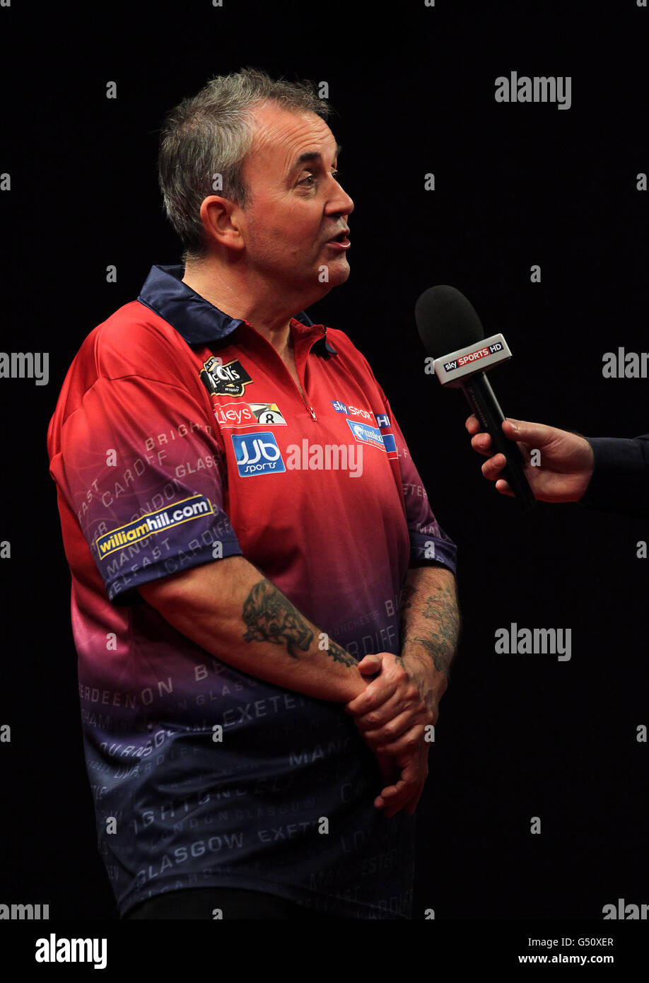 Darts - McCoys Premier League Darts 2012 - Westpoint Arena. Phil Taylor wird von SKYSPORTS interviewt Stockfoto