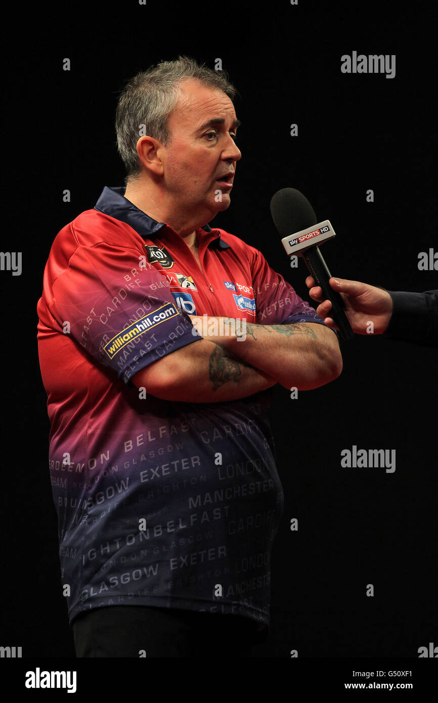 Darts - McCoys Premier League Darts 2012 - Westpoint Arena. Phil Taylor wird von SKYSPORTS interviewt Stockfoto