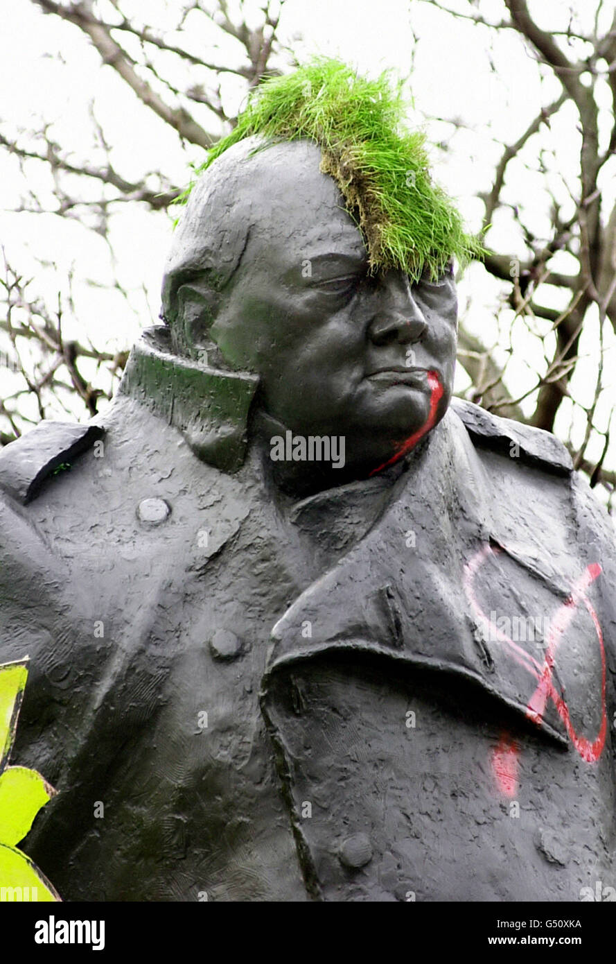 Die Statue von Winston Churchill, bedeckt mit Graffiti und einem mohican-Rasen, der während der antikapitalistischen Demo am Kopf des Denkmals befestigt wurde. Stockfoto