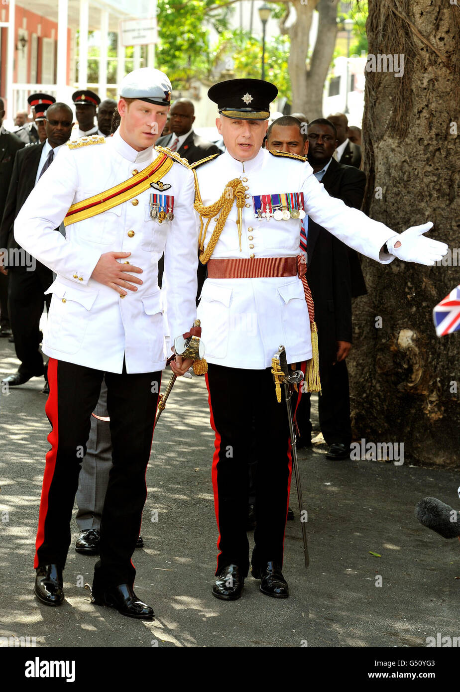 Prinz Harry, der das 1 Tropical Dress of the Blues and Royals trägt, mit seinem Privatsekretär Jamie Lowther-Pinkerton (rechts), nachdem er am dritten Tag seiner 10-tägigen Tour nach Belize, Bahamas, Jamaika und Brasilien am Sonntagsgottesdienst in der Christ Church Cathedral in Nassau, Bahamas, teilgenommen hatte. Stockfoto