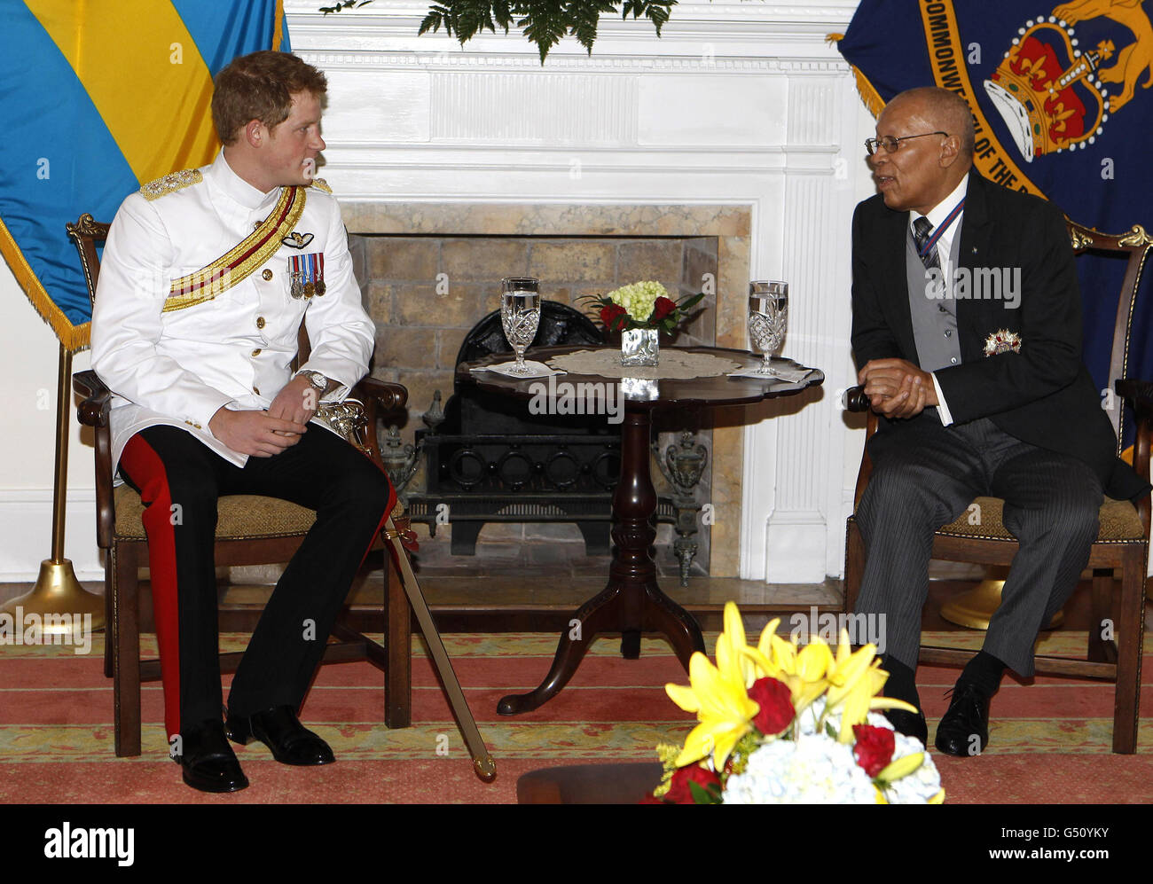 Der britische Prinz Harry trifft sich mit dem Gouverneur der Bahamas, Arthur Foulkes, während eines Empfangs im Regierungsgebäude in Nassau, Bahamas, am dritten Tag seiner 10-tägigen Reise nach Belize, Bahamas, Jamaika und Brasilien. Stockfoto