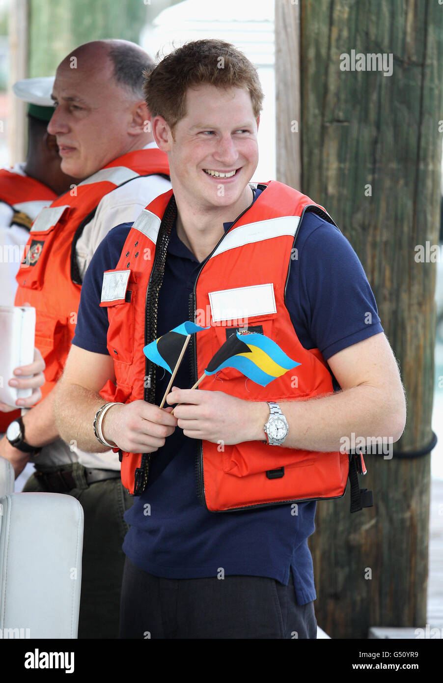 Prinz Harry zieht seine Schwimmweste an, als er Harbour Island in Nassau, Bahamas, verlässt. Der Prinz besucht die Bahamas im Rahmen einer Diamond Jubilee Tour, wo er Belize, die Bahamas, Jamaika und Brasilien als Vertreter von Königin Elizabeth II. Besuchen wird Stockfoto