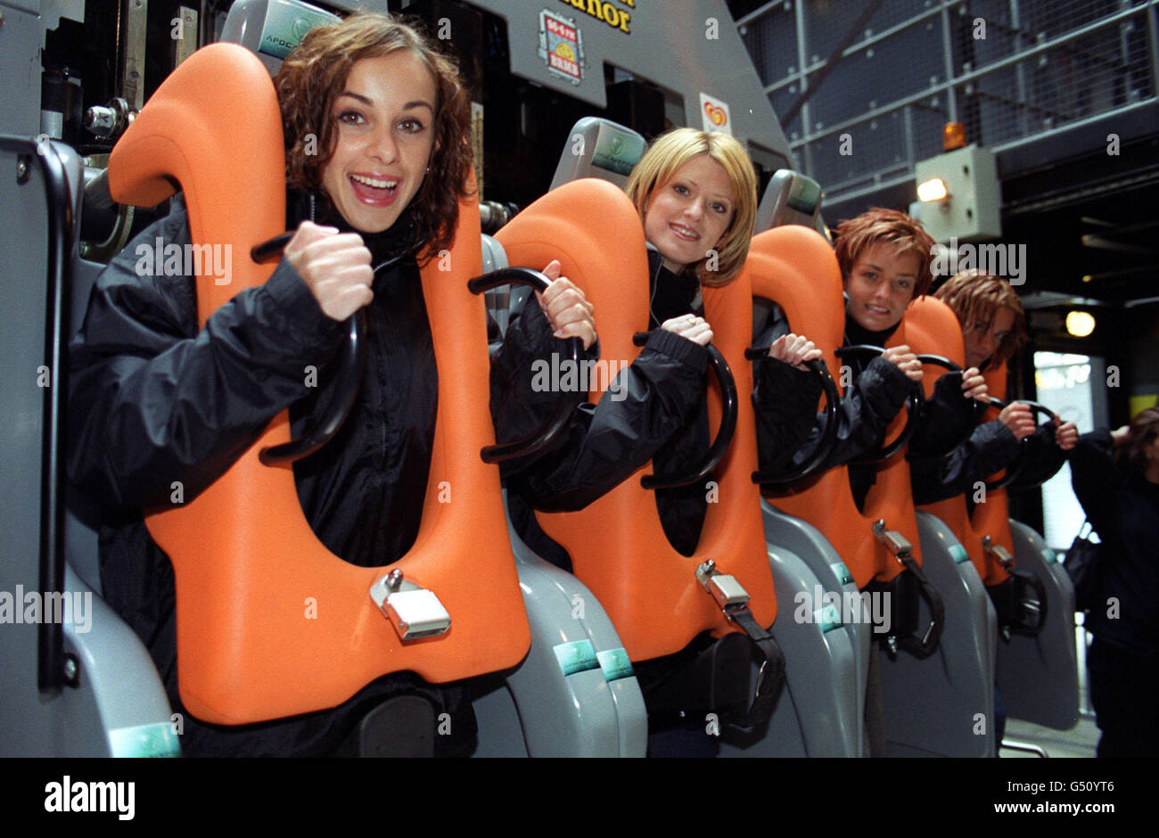 Die irische Mädchenpoppband Bewitched hat sich vor dem Start des neuen Apocalypse Free Fall Ride im Drayton Manor Park in Staffordshire der neuen Band gestellt. L-R: Lindsay Armaou, Sinead O'Carroll, Keavy Jane Lynch und Edele Lynch Stockfoto