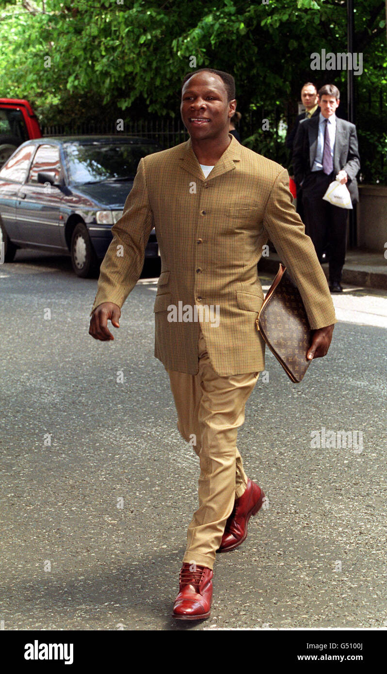 Boxer Chris Eubank bei der Ankunft im Savoy Hotel in London für die Loaded Carling Good Work Fella Awards. *13/12/2000 Eubank, die vor Gericht angeklagt ist, einen Motorroller ohne Helm zu fahren. Eubank, die in Hove lebt, wird erwartet, Brighton Richter Gericht auch mit der Verwendung eines Kraftfahrzeugs ohne Kennzeichen angeklagt. Es wird behauptet, er beging die Vergehen im August 2000 während der Fahrt in Brighton. Stockfoto