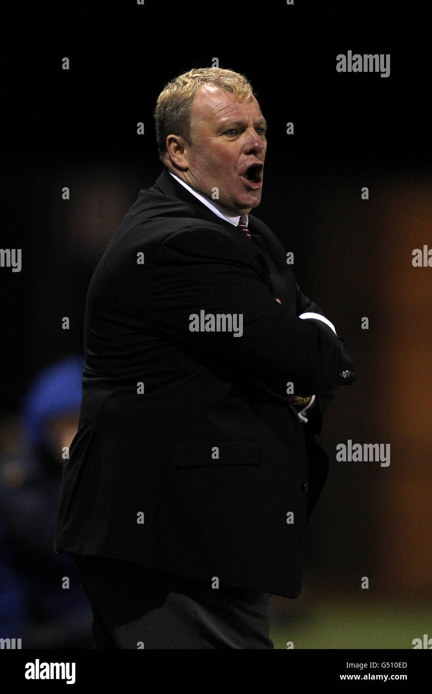 Fußball - npower Football League Two - Shrewsbury Town / Crawley Town - Greenhous Meadow. Steve Evans, Manager von Crawley Town Stockfoto