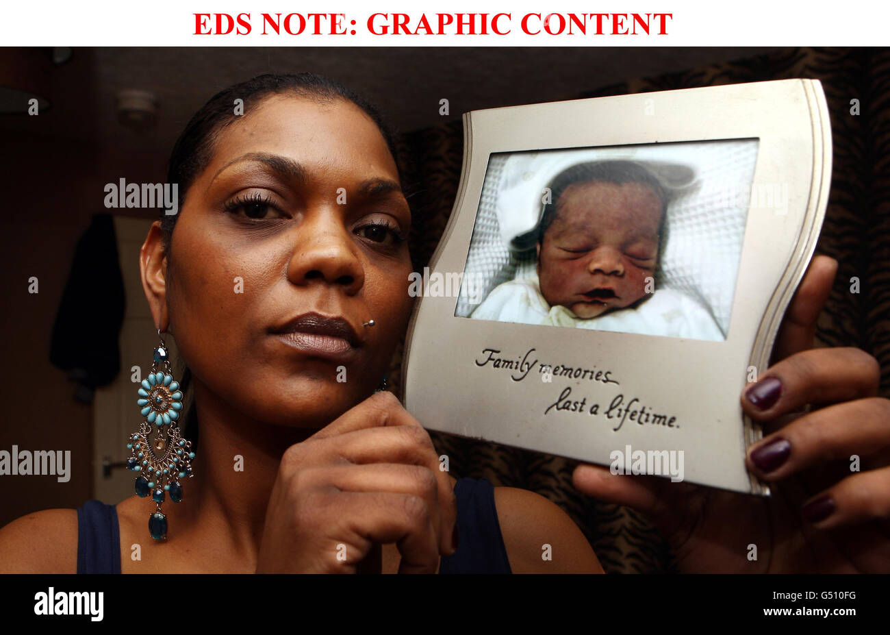 EDS-HINWEIS: GRAFISCHE DARSTELLUNG CELINNA Carr mit einem Bild ihres toten Sohnes Tischaurn, zu Hause in Winson Green, Birmingham. Stockfoto