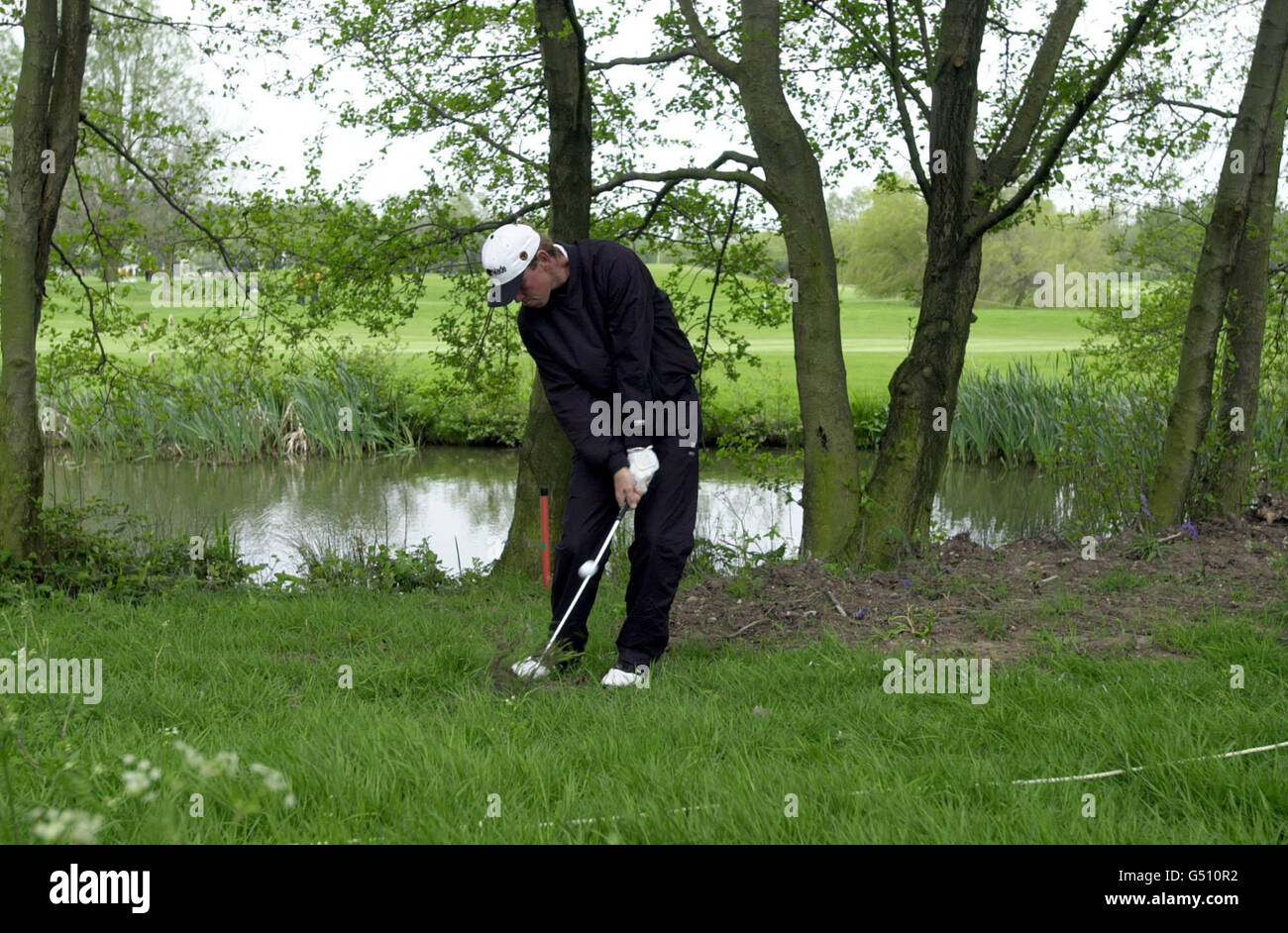 Der Golfer Thomas Bjorn von Demark schiebt sich nach einem Fallschuss am ersten Spieltag im Benson and Hedges Open Golf am Belfry in der Nähe von Birmingham aus dem Wald. Stockfoto